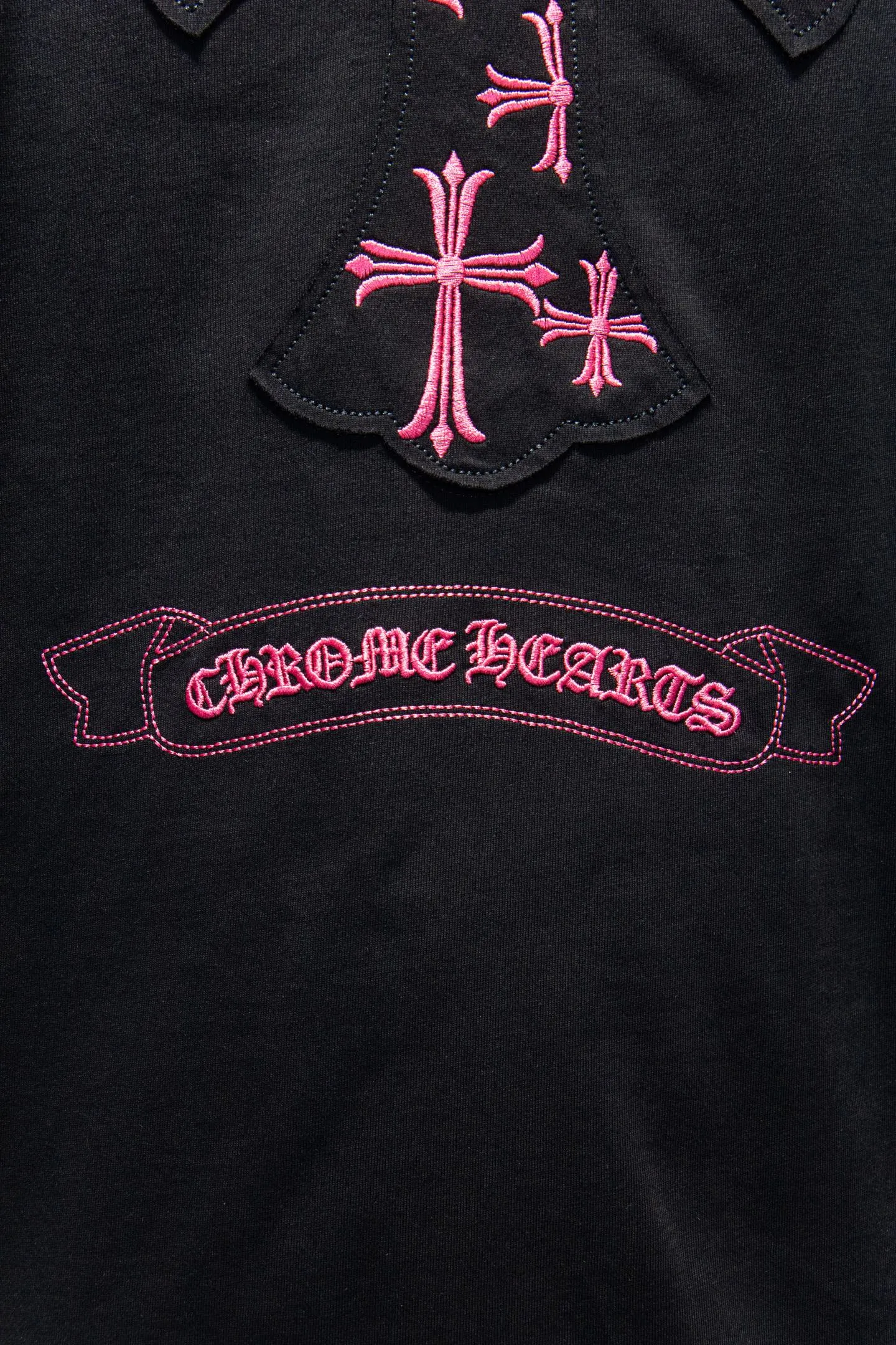 P180 Chrome hearts 25FW This year's popular Chrome heart style is so 🉑️. The imported leather label on the front chest is made of ZP material. 1:1 restoration makes it easy to touch. It has great resistance and is very smooth to the touch, which is different from the market. The letters are machine embroidered with leather material after adjusting according to the original details. The thickness is moderate. The #embroidery on the front uses imported Tajima high-density heavy embroidery technology. The font is three-dimensional and full. The special imported machine embroidery on the back uses manual craftsmanship and the cost is extremely high. Made of 32-count double yarn and 260-gram weight fabric, it is super comfortable. It is very comfortable and soft to wear in spring and summer. You will not feel stuffy. It is very comfortable to wear and absorbs sweat, so it is more suitable to wear. It can be used as a base in spring and can be worn casually on the street. The color is eye-catching 👍 The simple version is full of fashion and very comfortable to wear. It is well-designed and refuses to be monotonous and vulgar. It does not make ordinary styles. Modern elements and design sense come to the face, giving the piece of clothing a unique fashion color~ Color: White Black Size Chart: S M L XL